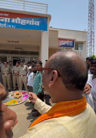 गौ तस्करी के खिलाफ़ विधायक विजय चौरे का अनूठा प्रदर्शनमोह पुलिस की आरती