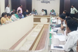 नपा के अमृतसभाकक्ष में सीएमओ ने ली सुपरवाइजरों और पर्यवेक्षकों की बैठक