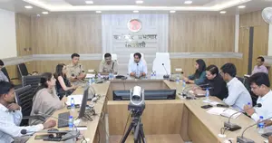 कलेक्टर की अध्यक्षता में जिला स्तरीय सड़क सुरक्षा समिति की बैठक आयोजित