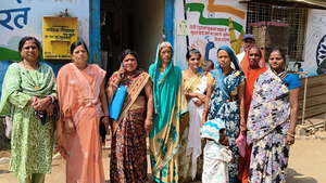 चिलचिलाती धूप में नाली निर्माण की मांग लेकर नगर पालिका पहुंचीं ताप्ती वार्ड की महिलाएं