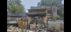 अधूरा पंचायत भवन खंडहर में तब्दील