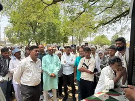 मोहगांव बैल बाज़ार में ठेकेदार की अवैध वसूली को विधायक चौरे ने कराया बंद।