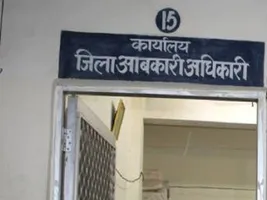 एमआरपी से अधिक कीमत पर शराब बिक्री पर आबकारी विभाग की कार्रवाई  दो मदिरा दुकानों पर 3.26 लाख रुपये से अधिक का लगाया जुर्माना  