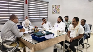 अघोषित बिजली कटौती से परेशान ग्रामीणों ने डी जी एम से मुलाकात कर महामहिम के नाम ज्ञापन सौंपा 