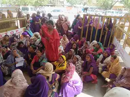 टीकमगढ़ में आशा कार्यकर्ताओं का हल्लाबोल, वेतन न मिलने पर धरना, गर्मी से एक महिला बेहोश*  *टीकमगढ़, 21 मई 2026* - कई महीनों से वेतन न मिलने 