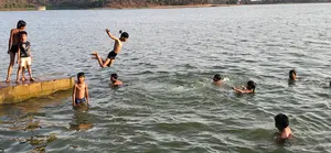 मोतीसागर (बड़ा तालाब) पर उमड़ी भीड़, गर्मी से राहत पाने पहुंच रहे लोग