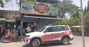 नेपानगर में रविवार रात्रि को अज्ञात चोरों ने एक पान की दुकान में लगभग 80 हजार रूपए की चोरी की
