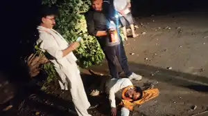 सड़क हादसे में फरिश्ता बने जिला पंचायत उपाध्यक्ष: आधी रात आंधी में गिरे पेड़ से टकराए बाइक सवार की बचाई जान