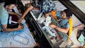 महिलाओं ने सराफा दुकानदार का ध्यान भटकाया और पार कर दी चांदी की पायल, CCTV में कैद