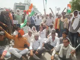 किसानों ने 11 घंटे किया सड़क जाम 