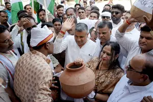 बैतूल में पेयजल संकट को लेकर कांग्रेस का मटका फोड़ प्रदर्शन,जमकर की नारेबाजी सौंपा ज्ञापन 
