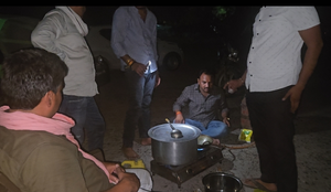 किसानों ने जिला पंचायत में डाला डेरा धरना स्थल पर बन रही दाल बाटी किसानों का कहना है कि जबतक फसल नही खरीदी जाती तबतक धरना जारी रहेगा 
