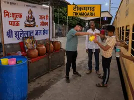 टीकमगढ़ सिंधी पूज्य पंचायत द्वारा श्री झूलेलाल जल सेवा का शुभारंभ मंगलवार को  किया गया।  कार्यक्रम की शुरुआत माल्यार्पण के साथ हुई, जिसके पश