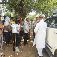*केंद्रीय मंत्री डॉ. वीरेंद्र कुमार ने रुकवाया काफिला, दिव्यांग युवक की सुनी पीड़ा और दिलाया इलाज का भरोसा*  *टीकमगढ़, 