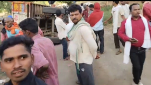 💥 *ट्रैक्टर पलटा,तीन के मौत की खबर,दो दर्जन के करीब घायल*  पाली थाना अंतर्गत तिवनी गांव में दर्दनाक हादसे की खबर है,इस हादसे में दो से तीन 