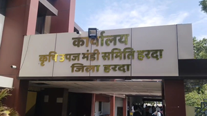 कृषि उपज मंडी प्रशासन के तुगलकी फरमान के बाद व्यापारियों ने किया बंद का एलान व्यपारियो के समर्थन में उतरे किसान SDM की मीटिंग से मिली राहत 
