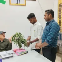 सहायक आयुक्त सी के दुबे को छात्र संघ ने सौंपे बेशरम के फूल