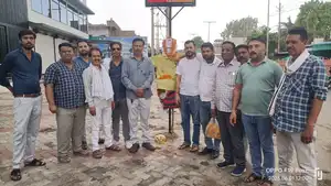 गांधीवादी मार्ग पर चला कांग्रेस का विरोध, पुतला दहन की जगह पहनाया पुष्पहार
