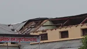 हरदा तेज हवा के साथ हुई वर्षा से मौसम बदला आमजन को गर्मी से मिली राहत स्कूल की छत उड़ी कोई जनहानि नही 