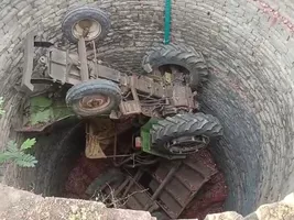 पन्ना में प्याज लदा ट्रैक्टर कुएं में समाया: ओवरलोडिंग बनी हादसे की वजह, चालक की बची जान