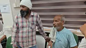 साहब में जिंदा हूँ आपके सिस्टम ने मुझे मार दिया आपके सिस्टम में मुझे जिंदा कर दो जिससे मुझे सरकारी योजनाओ का लाभ मिल सके ।