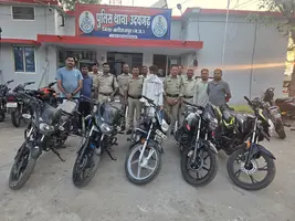 वाहन चोर गिरोह का भंडाफोड़, नाले में छिपाई गई 5 बाइक बरामद उदयगढ़ पुलिस की बड़ी सफलता, दो आरोपी गिरफ्तार; दो अन्य फरार साथियों की तलाश जारी