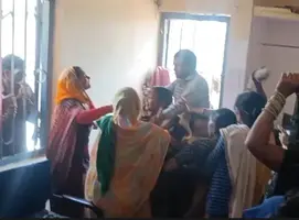 विद्युत कार्यालय में महिलाओं से मारपीट के बाद भड़का विवाद, ग्रामीण ने ईंट से किया हमला