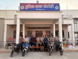 *लाख की सनसनीखेज लूट का खुलासा, 5 आरोपी गिरफ्तार*  *बोरदेही पुलिस की बड़ी सफलता,मास्टर माइंड फरार; 10 हजार का इनाम घोषित*