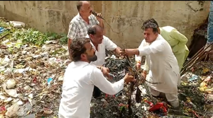 इछावर में बड़ा सियासी घमासान: कांग्रेसियों ने नाले में उतरकर की सफाई, नगर परिषद में फेंका कचरा, CMO को दी 'चूड़ी पहनाने' की खुली चेतावनी!l