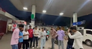 पेट्रोल-डीज़ल के बढ़ते दामों पर युवा कांग्रेस का विरोध, ‘मेलोडी’ टॉफियां बांटकर साधा निशाना