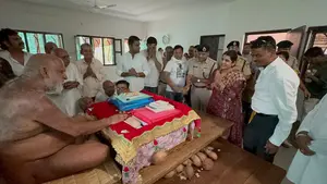 *गुना पुलिस अधीक्षक हितिका वांसल ने मुनिपुंगव सुधासागर जी महाराज के किए दर्शन*  गुना। शहर में आयोजित धार्मिक कार्यक्रमों के बीच गुना पुलिस अ