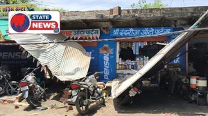 तहसील रोड पर बड़ा हादसा : झूलती बिजली की केबल में फंसी लोडिंग गाड़ी, पिलर गिरने से दो गंभीर घायल