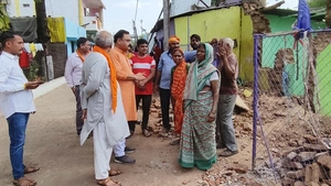 रेलवे द्वारा हटाए जा रहे हैं मकान को, विधायक द्वारा राजस्व की भूमि रहने के लिए आवंटित कराई