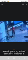 टीकमगढ़ में आरक्षक ने युवक को पीटा, VIDEO: गिरफ्तारी वारंट के बारे में पूछने पर मारपीट का आरोप, टीआई बोले-फुटेज की होगी जांच