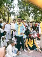 आदिवासी किसानों से मारपीट मामले में भारतीय आदिवासी पार्टी का प्रदर्शन, एसपी...