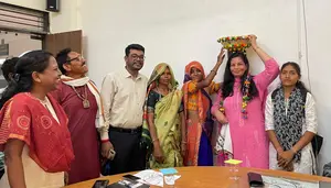 10 साल की प्यास बुझी, जनसुनवाई से मिली राहत भील फलिया में लगा नया हैंडपंप, ग्रामीणों ने कलेक्टर का किया सम्मान