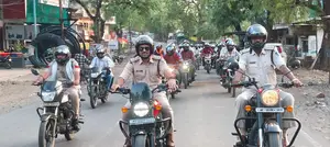 खकनार में यातायात नियमो का पालन करने हेतु ग्राम कोटवारों को दिलाई शपथ 50 कोटवारों को दिए हेलमेट  वाहन रैली निकाली
