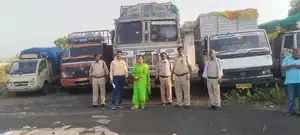 परिवहन विभाग ने औद्योगिक क्षेत्र देवास में  कार्रवाई कर बिना फिटनेस और  पीयूसी के संचालित 5 वाहनो  को किया जब्त
