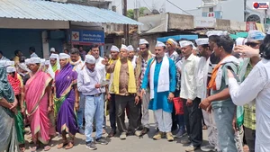 मृत खाताधारकों के नाम पर चलता रहा केसीसी लोन का खेल?  संदिग्ध लेन-देन के विरोध में आम आदमी पार्टी ने किसानों के साथ किया प्रदर्शन