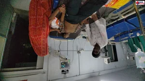 देवास जिला अस्पताल में एंबुलेंस नहीं मिलने से मरीज के परिजनों को भारी परेशानी का सामना करना पड़ा। 