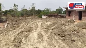 *तालाब की मिट्टी के दुरुपयोग पर सरपंच पर आरोप, ग्रामीणों में आक्रोश*  MAIHAR :- जिले के ग्राम मड़ाई में सरपंच रामभजन साकेत पर गंभीर आरोप लगने से गांव में तनाव का माहौल है। ग्रामीणों का दावा है कि गांव के सौंदर्यीकरण के नाम पर तालाब से निकाली गई मिट्टी का 