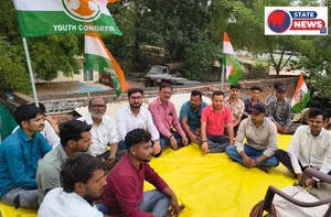 त्यौंथर में युवाओं ने देखा राहुल गांधी का ‘छात्र संवाद’ कार्यक्रम, कांग्रेस कार्यकर्ताओं ने जताया समर्थन