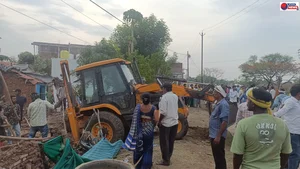 *बेदखली आदेश के बाद गुंडों के साथ जेसीबी लेकर पहुंचे प्रभुदयाल यादव,...