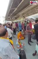देवास रेलवे स्टेशन पर तीर्थयात्रियों का हंगामा, चयन सूची में गड़बड़ी से कई दंपती यात्रा से वंचित