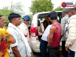 रेत की रफ्तार बनी काल! ट्रैक्टर-मोटरसाइकिल की भिड़ंत में एक की मौत, दूसरा जिंदगी और मौत के बीच जूझ रहा
