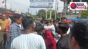 नशे में ऑटो चालक की सरेआम गुंडागर्दी, बाइक सवारों को मारी टक्कर, फिर हुई जमकर पिटाई