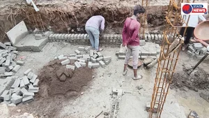 वार्ड क्रमांक 11 में बन रहे सार्वजनिक शौचालय के मिट्टी की ईटों की जगह, सीमेंट की ईटों से सेफ्टी टैंक बनाया जा रहा है ।