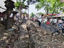 नाली निर्माण की सुस्त रफ्तार से बाजार बेहाल, व्यापारी और आमजन परेशान  