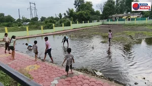 खेलने में बच्चे खतरे से अनजान ,वार्ड क्रमांक 11 के गार्डन में भरे पानी में बच्चे ले रहे हैं तालाब का आनंद लेते ।