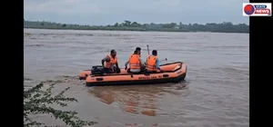 मण्डला के नर्मदा के पल से युवक ने लगाई छलांग